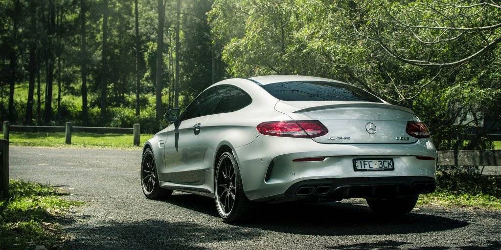 2016 BMW M4 vs 2016 Mercedes-AMG C63 S Coupe | 인스티즈