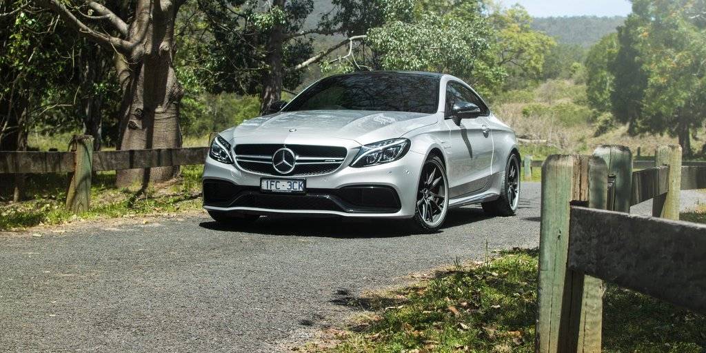 2016 BMW M4 vs 2016 Mercedes-AMG C63 S Coupe | 인스티즈