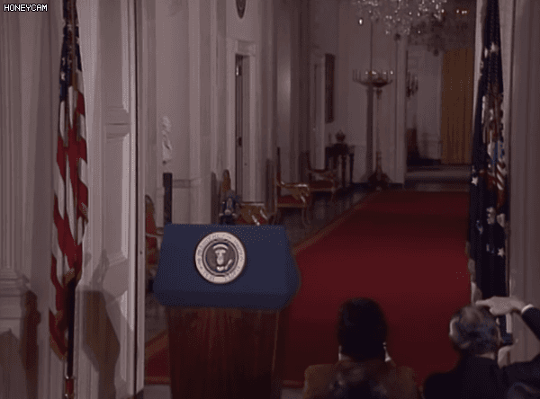 대통령 입장하면 기립해서 예의갖추는게 관례인 미국 기자들.gif | 인스티즈