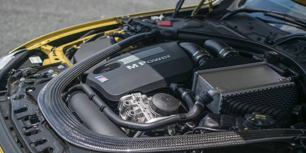 2016 BMW M4 vs 2016 Mercedes-AMG C63 S Coupe | 인스티즈