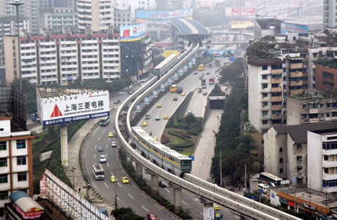 건물을 지나가는 중국 전철 .jpg | 인스티즈