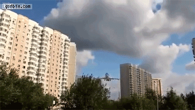 아파트 사이를 아슬아슬하게 지나가는 여객기 | 인스티즈