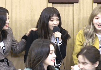 얼떨결에 아버지와 전화연결된 레드벨벳 슬기 반응 gif (컬투쇼) | 인스티즈