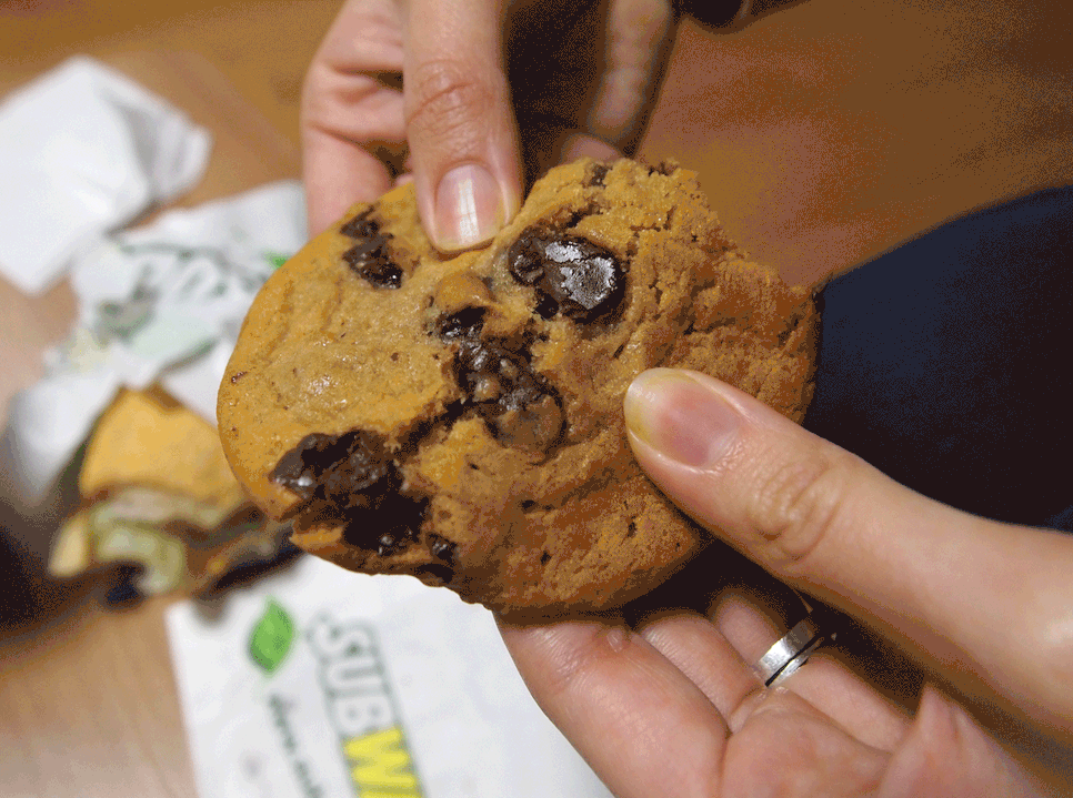 버거샌드 고민시대! 서브웨이 이삭토스트 맘스터치 버거킹 맥도날드 롯데리아 gifjpg | 인스티즈