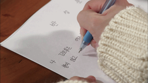 글씨 독특하게 쓰는 아이유.jpg | 인스티즈