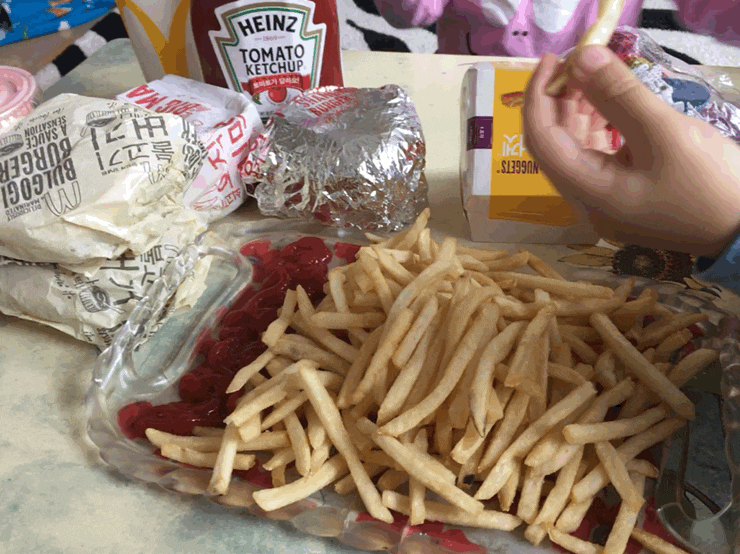 버거샌드 고민시대! 서브웨이 이삭토스트 맘스터치 버거킹 맥도날드 롯데리아 gifjpg | 인스티즈