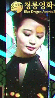 오늘자 청룡 축하무대 중 자기 이름 부르는 마마무한테 목례해주는 김혜수.jpg | 인스티즈