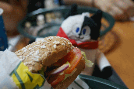 버거샌드 고민시대! 서브웨이 이삭토스트 맘스터치 버거킹 맥도날드 롯데리아 gifjpg | 인스티즈