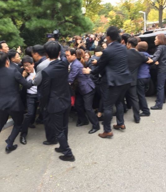 박근혜 대통령 방문에 이화여대생들 열렬한 환영 | 인스티즈