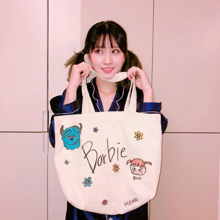 서로 선물을 주고받는 트와이스 .gif | 인스티즈