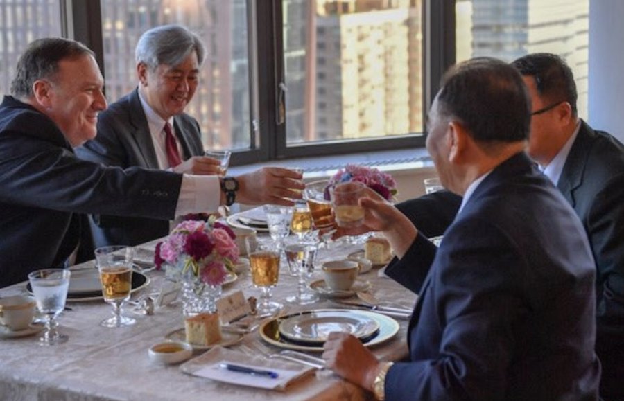 폼페이오와 김영철 인증샷.jpg | 인스티즈