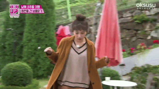 꽃을 못 만지는 슬기.gif | 인스티즈