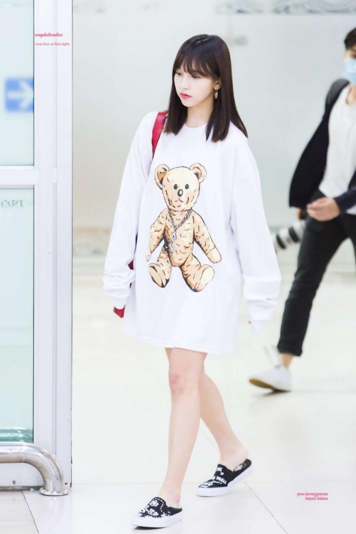 서로 선물을 주고받는 트와이스 .gif | 인스티즈