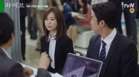 면접보다 빡쳐서 나가는 정유미.gif | 인스티즈