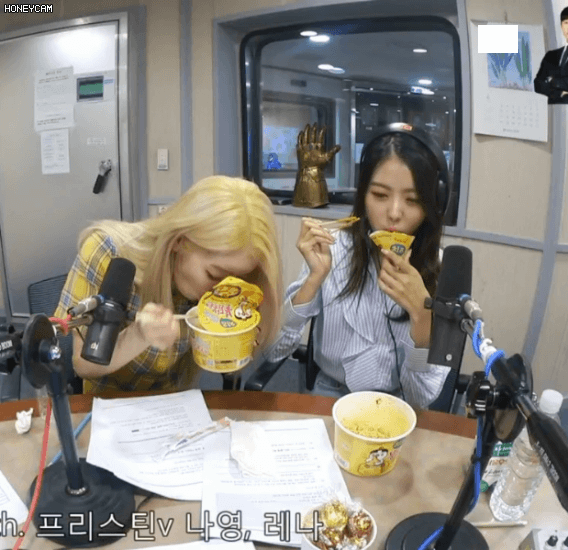 스톤 나영의 빵 터지는 모습.gif | 인스티즈