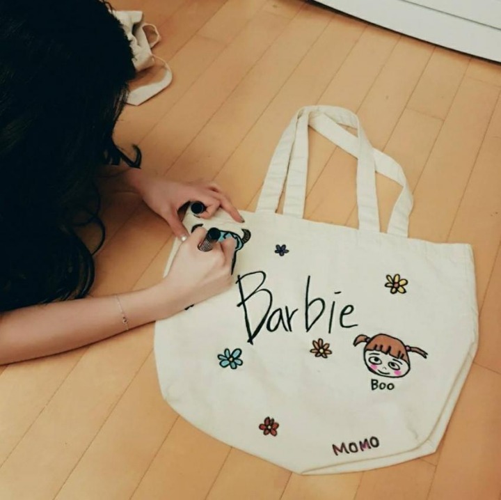 서로 선물을 주고받는 트와이스 .gif | 인스티즈