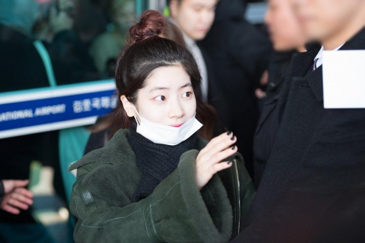 서로 선물을 주고받는 트와이스 .gif | 인스티즈