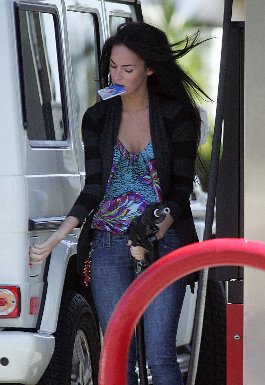 레전드로 남을 메간폭스 주유하는 모습 | 인스티즈