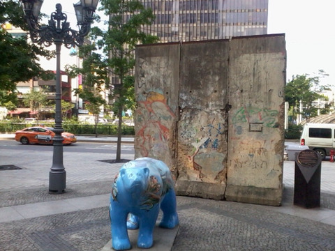독일이 한국에 기증해준 베를린 장벽에 낙서해놓은 아티스트 | 인스티즈