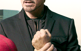 토니 스타크의 왼팔 후유증.gif | 인스티즈