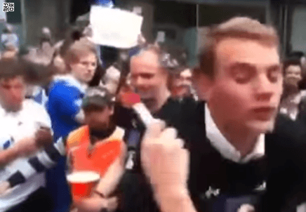 팬한테 싸대기 맞는 노이어.gif | 인스티즈