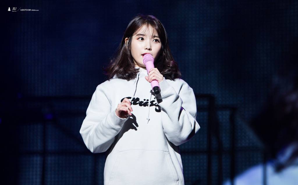 귀엽고 이쁜데 섹시하기까지한 아이유.jpgif | 인스티즈