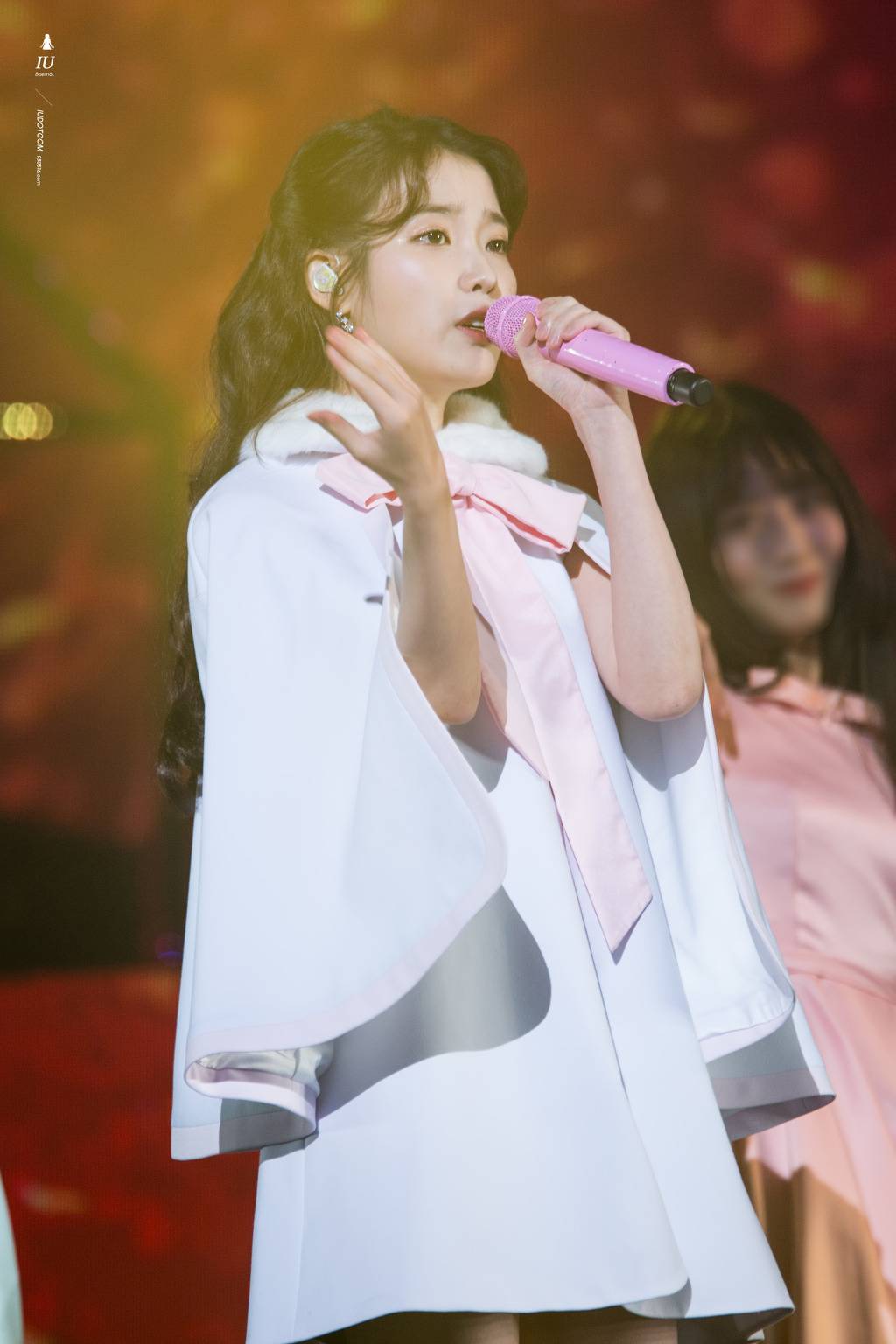 귀엽고 이쁜데 섹시하기까지한 아이유.jpgif | 인스티즈