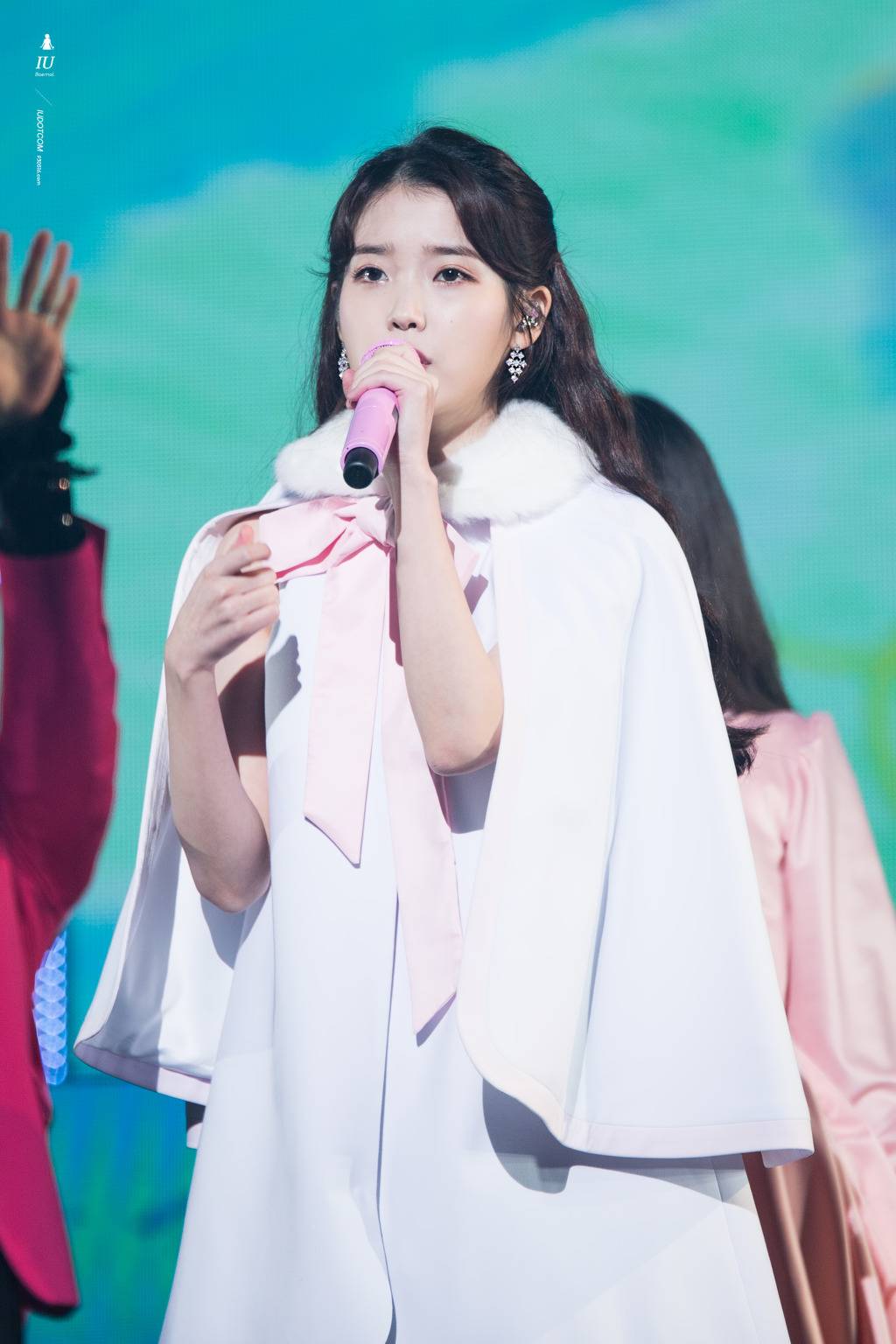 귀엽고 이쁜데 섹시하기까지한 아이유.jpgif | 인스티즈