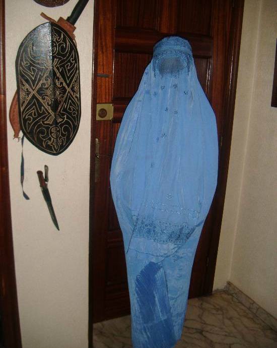 부르카를 입고 생활하는 여성들.jpg | 인스티즈