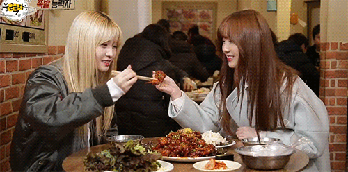 족발 먹게 되서 행복한 걸그룹 족발덕후들.gif | 인스티즈