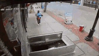 길에서 폰은 조심히 봅시다.gif | 인스티즈