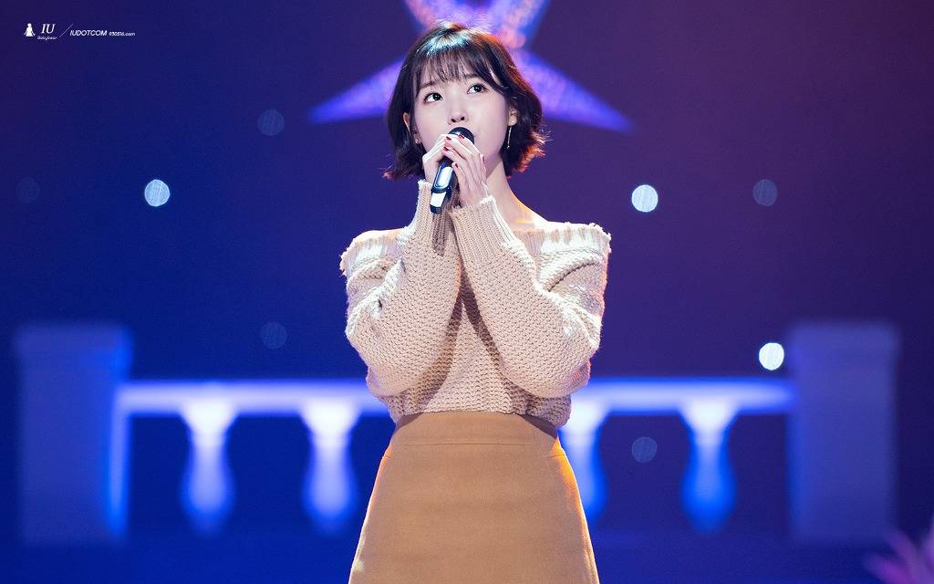 귀엽고 이쁜데 섹시하기까지한 아이유.jpgif | 인스티즈