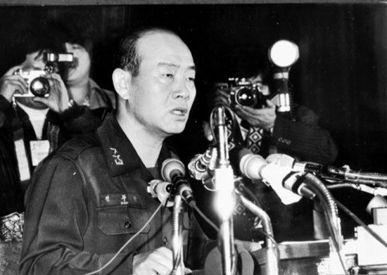 국민들에게 대통령를 선출할수 있는 자유를 안주려고 사람들 때려 죽이고 고문하고 그랬던 사람들 | 인스티즈