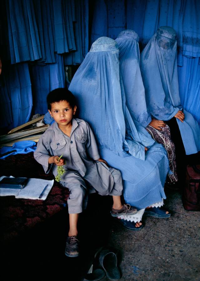 부르카를 입고 생활하는 여성들.jpg | 인스티즈