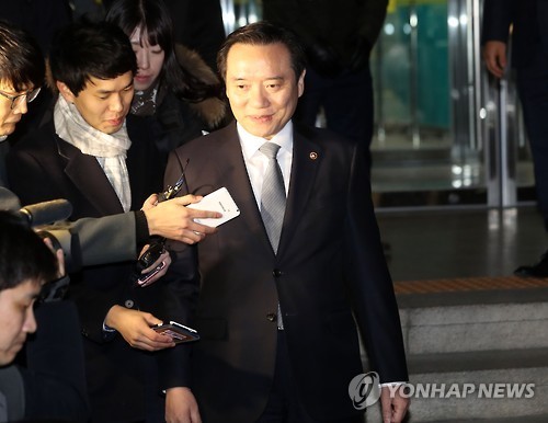 사퇴 성공한 김현웅 법무부 장관 | 인스티즈