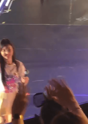 여자 아이와 하이파이브 하는 나연 .gif | 인스티즈