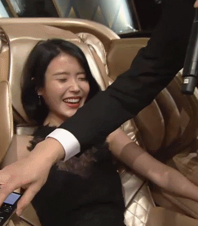 안마의자 체험하는 아이유 | 인스티즈