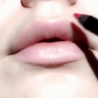 입술에 뭐 바르는 짤이랑 눈에 반짝이 칠하는 짤.gif | 인스티즈