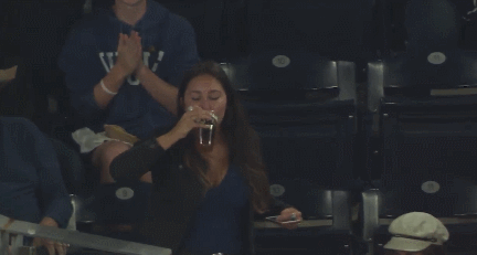 경기 보다가 맥주컵으로 공 받고 그대로 원샷하는 여성 팬 | 인스티즈