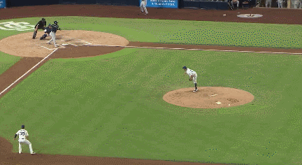 경기 보다가 맥주컵으로 공 받고 그대로 원샷하는 여성 팬 | 인스티즈