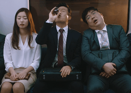 지하철에서 한국 남성 어깨에 기댄 외국인 | 인스티즈