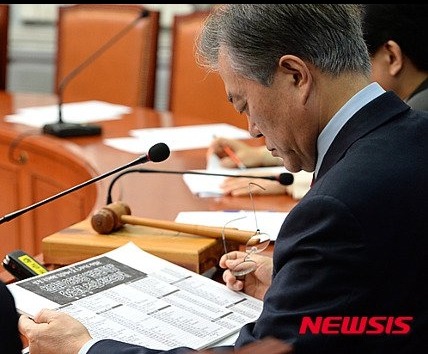 문재인 지켜보고 있다ㄷㄷㄷ.JPG | 인스티즈