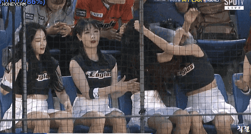 머리카락에 고통받는 칰어리더.gif | 인스티즈