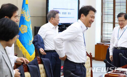 지난 5월 28일 수보회의 중 문재인 대통령.jpg | 인스티즈