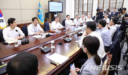 지난 5월 28일 수보회의 중 문재인 대통령.jpg | 인스티즈