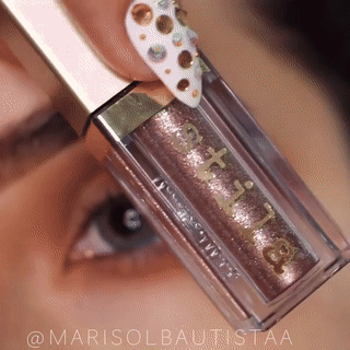 입술에 뭐 바르는 짤이랑 눈에 반짝이 칠하는 짤.gif | 인스티즈