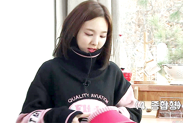 이상행동 보이는 나연 .gif | 인스티즈