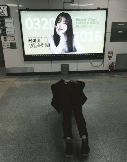 지하철에서 보이는 아이돌 덕후들.. | 인스티즈