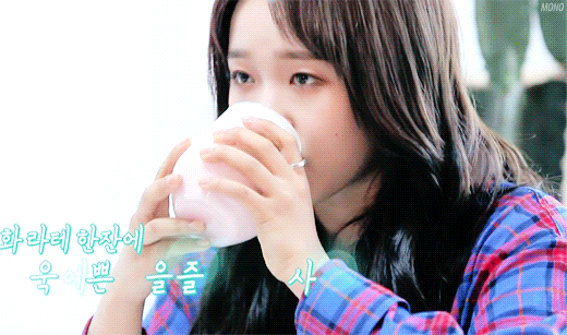 유정이 거품 닦아주는 미나.gif | 인스티즈