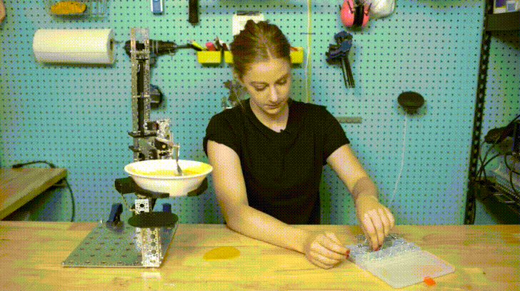 수프 먹여주는 로봇.gif | 인스티즈